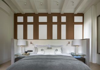 luksusowa biała sypialnia z drewnem