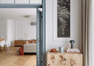 eleganckie mieszkanie z błękitnymi drzwiami