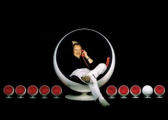 Eero Aarnio w fotelu, który zaprojektował.