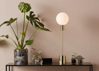 lampa stojąca do salonu styl minimalistyczny