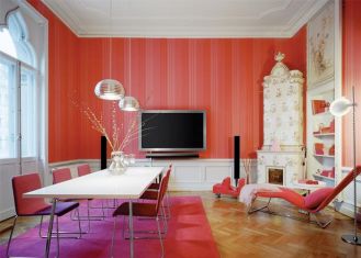 Mocna czerwień i amarant podkreślają nowoczesny design kina domowego, które łączy audio-wideo z systemem sterowania