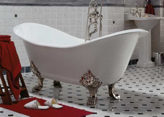 Wolno stojąca wanna Imperiale oparta na żeliwnych nogach jest głównym bohaterem łazienki. Jej styl podkreśla