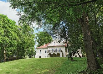 Do domu prowadzi długa lipowa aleja, dookoła trzyhektarowy park ze starymi klonami, po obu stronach budynku dwa dęby, pomniki