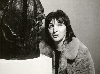 Maria Papa obok rzeźby z brązu Wojownik , 1964 r.