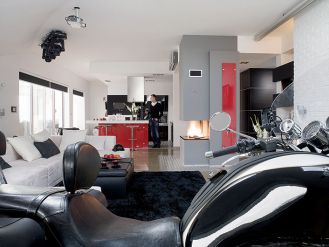 Czerń i motocykl na Alternatywie 4. Męski apartament