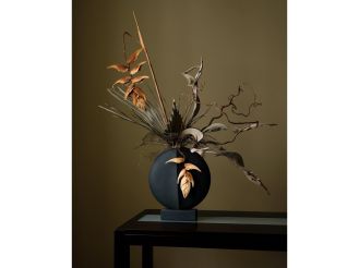 kompozycja ze sztucznych kwiatów w wazonie