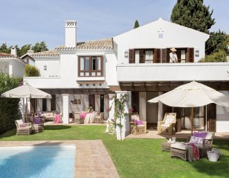 W półcieniu koronkowych zadaszeń, otuleni zapachem kwiatów i rozłożeni na wiklinowych siedziskach. Tak wypoczywają mieszkańcy