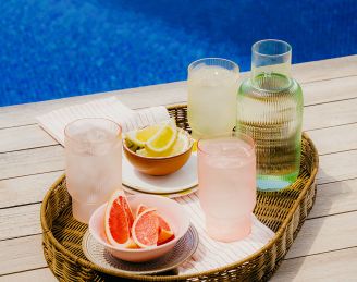 jak elegancko serwować napoje w jadalni