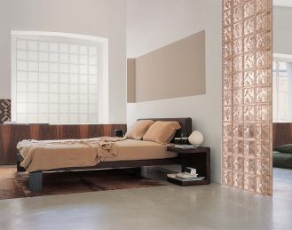 ściana z luksferów w sypialni