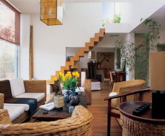 Kanciasta, geometryczna forma schodów kojarzy się z minimalizmem japońskich wnętrz.