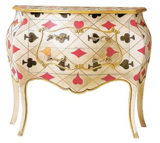 Komódka ozdobiona karcianymi motywami. HEBAN