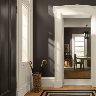 ciemne ściany w przedpokoju