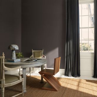 przytulny salon w ciemnych kolorach