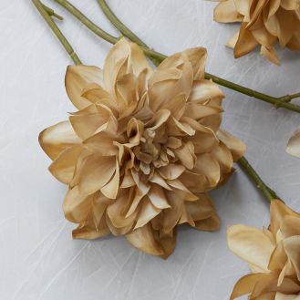 gałązki sztucznych kwiatów