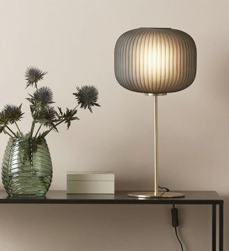 lampa z ryflowanym kloszem