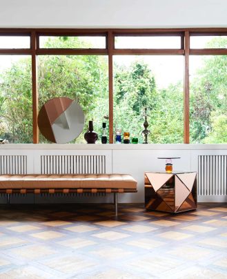 Stolik z luster i kryształowe dodatki