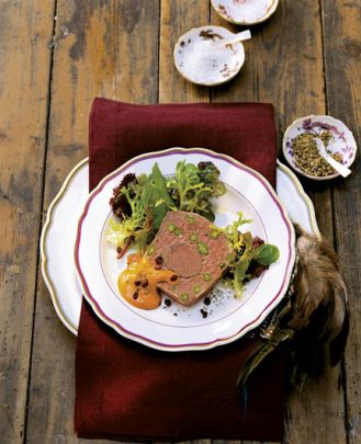 Terrine, czyli pasztet z dzika, a w nim polędwiczki i pistacje.