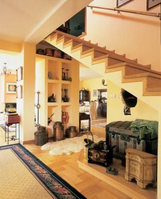 Drewniane schody prowadzą na piętro.