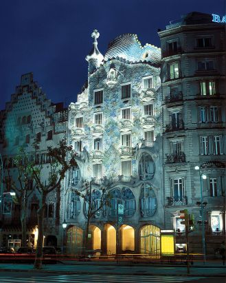 Kamienicę zaprojektował Antonio Gaudi.