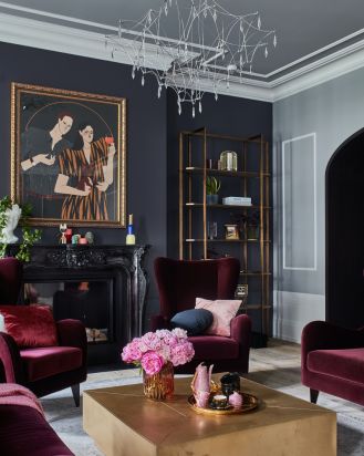 ciemne kolory ścian i złote dodatki w salonie