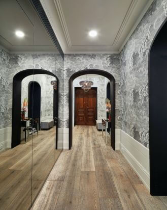 tapeta na ścianach i wysokie listwy przypodłogowe w przedpokoju