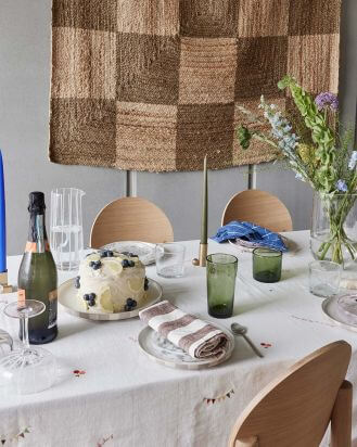 kolorowe szklanki na letni stół