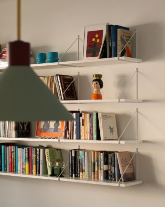 półki na książki w salonie