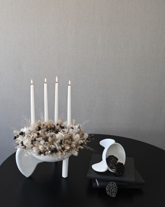 sztuczne kwiaty w designerskim wazonie