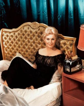 Kim Novak, amerykańska gwiazda filmowa lat 50. XX w., prezentuje toster, fot. MEDIUM.