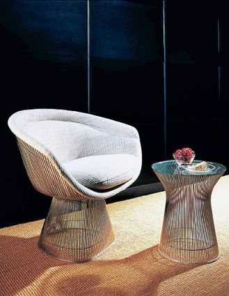 Fotele, taborety, stoliki z niklowanych stalowych drutów. Projekty mebli Warrena Platnera.