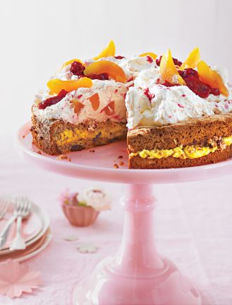 Tort migdałowy z malinami i brzoskwiniami