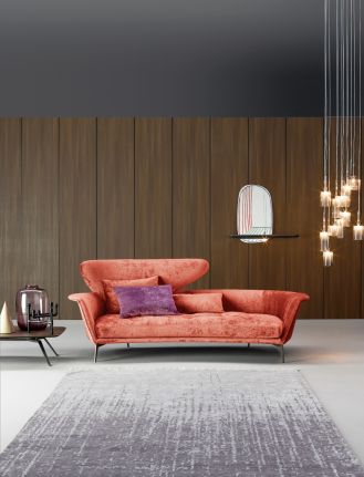 Tapicerowana Sofa Lovy z efektownym zagłówkiem, w modnym kolorze Living Coral, Bonaldo, galeria.heban.pl