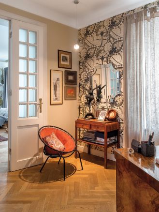 Właściciele tego niezwykłego mieszkania połączyli doświadczenie w projektowaniu wnętrz filmowych z miłością do antyków i