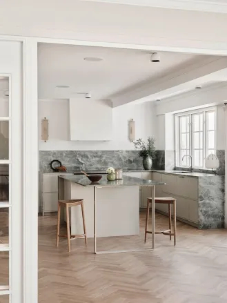 kuchnia z marmurową wyspą kuchenną