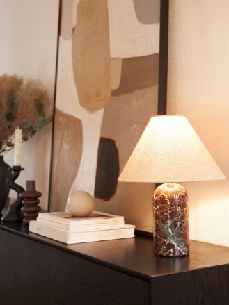 lampa na marmurowej podstawie