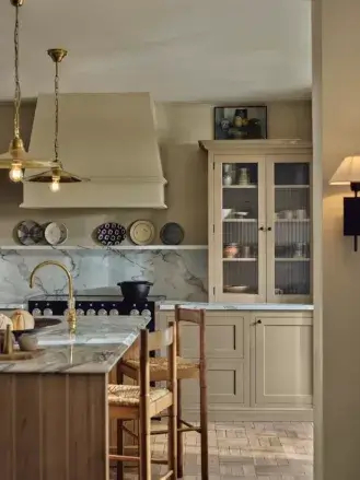 klasyczna kuchnia w kolorze kaszmirowym