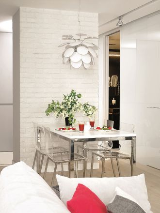 biała cegła w jadalni