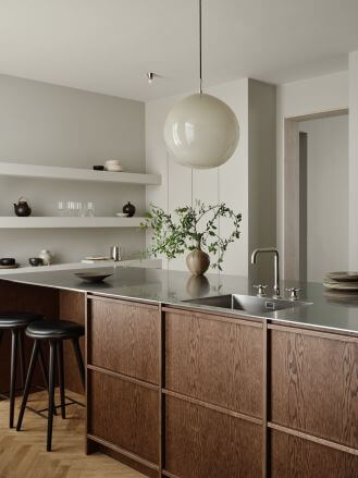 nowoczesna kuchnia w ciemnym drewnie