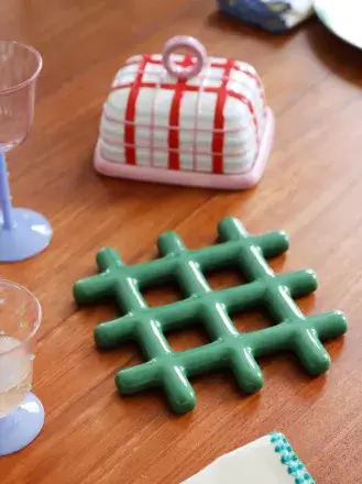 ceramiczne dodatki ze wzorem kratki