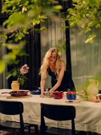 żeliwne naczynia na stół w ogrodzie