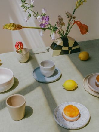 ceramiczne kubeczki i talerzyki w pastelowych kolorach