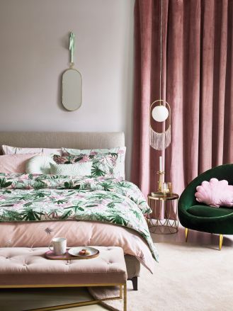 różowa sypialnia zielone dodatki