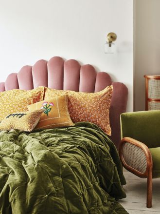 tapicerowany różowy zagłówek łóżka