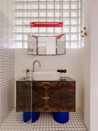 ściana z luksferów w łazience