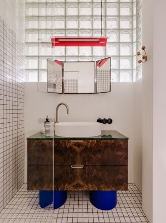 ściana z luksferów w łazience