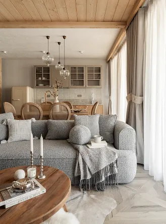 przytulne górskie wnętrze z kominkiem