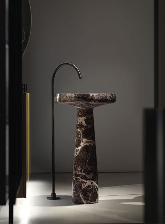 stojąca umywalka z marmuru