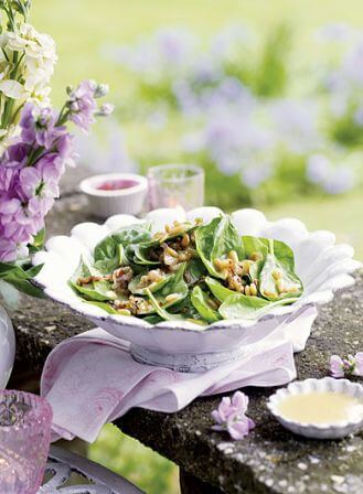 Sałatka ze szpinaku z orzechami pinii.