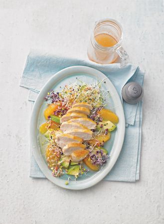 Sałatka z kiełkami i piersią kurczaka