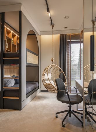 łóżko piętrowe w nowoczesnym pokoju dziecięcym